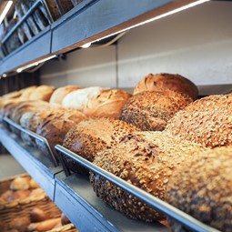 Brød på hylderne GuldBageren Bramdrupdam